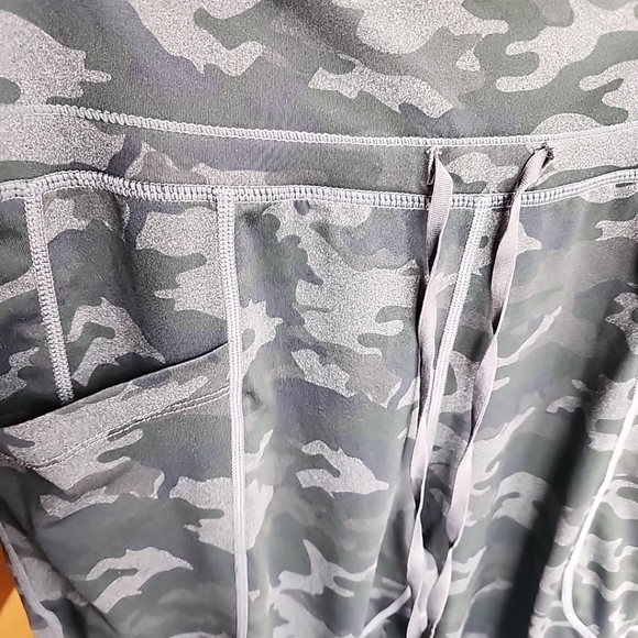 Fabletics Joggers Pants - Picture 8 of 9